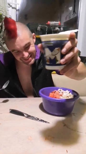 Салат с Мухомора #трешь #неповторять #жесток #мухоморы смотреть онлайн