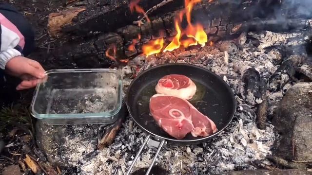 Жарим стейк в лесу и запекаем картофель!