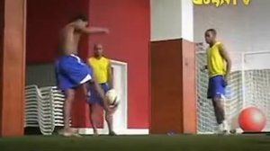 Финты Рональдиньо и Роберто Карлоса