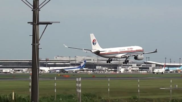 China Eastern Airlines Airbus A330-200 landing at Narita International Airport RWY16R смотреть онлайн