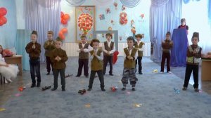 Шикарный танец мальчиков  солдатов