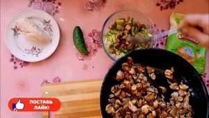 Салат с сухариками и курицей