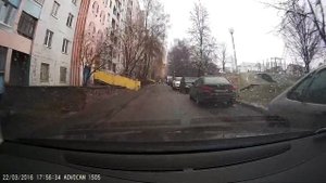 Ребенок выбегает на дорогу