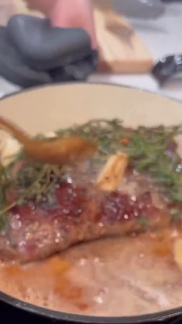 TRUFFLE BUTTER RIBEYE STEAK + LEMONY ROASTED TOMATO RAVIOLI смотреть онлайн