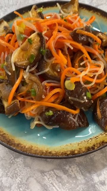 Фунчоза. Приготовлю салат. #застолье #фунчоза #корейскийсалат #ешьихудей #острый смотреть онлайн