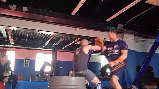 Тренер - мастер своего дела. Тренировка на лапах. Padwork drill.