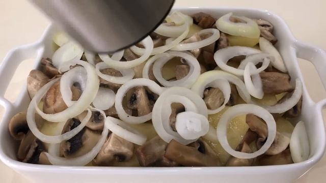 Potato gratin with mushrooms and chicken.  Гратен из картофеля с грибами и курицей.