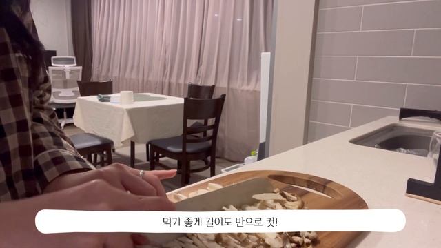 SUB) VLOG 엥뿌삐 자취러의 바쁜 하루🤍 소고기무국으로 해장하고 마늘빵만들기🍲| 크로플먹고 버섯덮밥 도시락싸기🍱| 침실구경, 가계부작성하다가 치맥하는 일상🍗🍻 смотреть онлайн