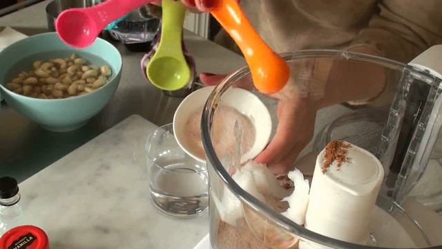 Raw Mint Chocolate Truffles смотреть онлайн