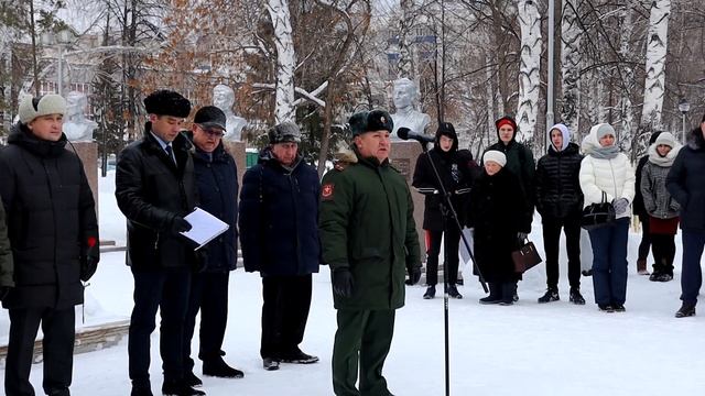 передача штандарта «Победы» и капсулы с символом Вечного огня