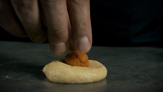 Brioche filled with sobrasada and honey with truffle смотреть онлайн