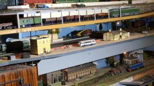 Тепловоз ТЭ136 с составом думпкаров на домашнем макете СЖД. Масштаб НО 1.87