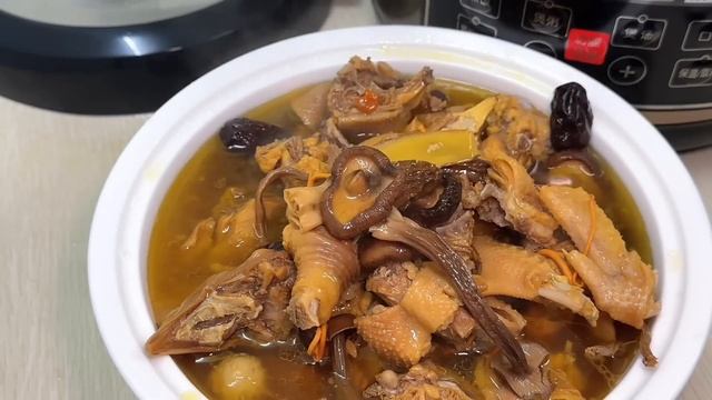 给老丈人买20斤整鸡配上店里的菌菇！一锅菌菇炖鸡色香味俱全，老丈人吃美了巴适的板！【胖哥有杜】 смотреть онлайн