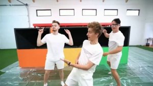 А Влад четыре акула 😂😂🧡💛💚💙
