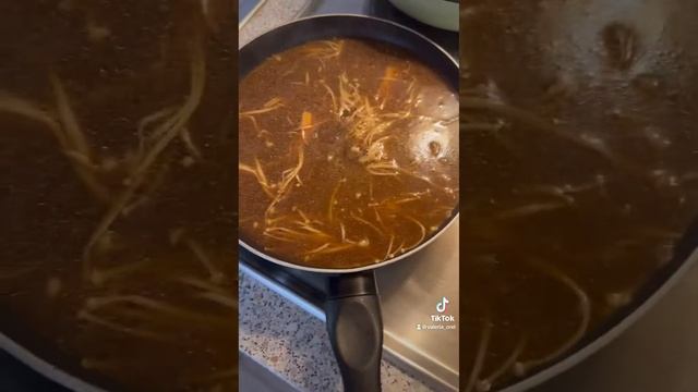 Азиатский суп с грибами Эноки и креветками с мисо пастой смотреть онлайн