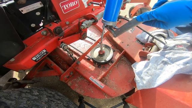 How to Grease a Zero Turn Mower. | TORO Z Master смотреть онлайн