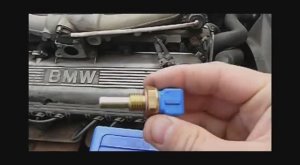 Замена датчика охлаждающей жидкости на примере автомобиля BMW 520i (BMW e34)