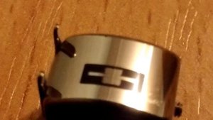 Поверхность торца новой магнитной головки для кассетного магнитофона