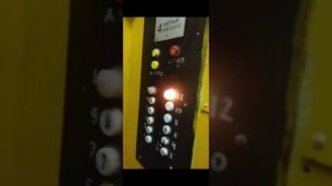 поездка на старом лифте со скрипучей дверью