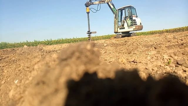 Солнечная электростанция.Бурение прд опоры.