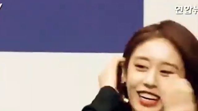 Перед всеми обняла его | Позволь услышать твою песню смотреть онлайн