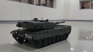 1/10 RC Leopard 2a4 in action.