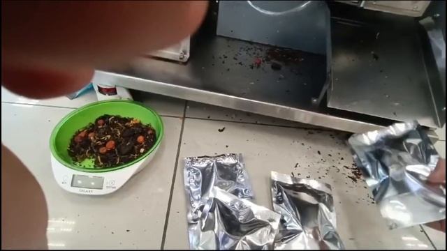 Фасовка чая в фольгированные пакеты. Тестирование автоматического весового дозатора HLDX 500. смотреть онлайн