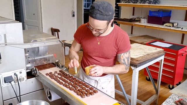 Fabrication chocolat praliné pur noisette  : Le Castel смотреть онлайн