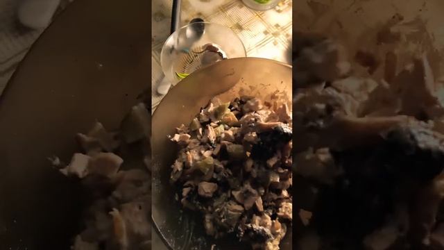 Салат на Новый год , курица чернослив грибы , вкус супер 🙌 советую смотреть онлайн