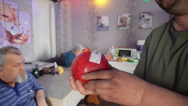 Получила пенсию и дала деньги сыну на нормальные продукты он купил улиток в продуктовом магазине