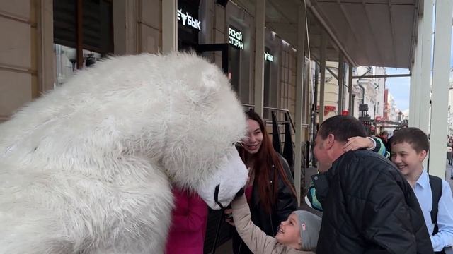 Белый медведь танцует на Арбате Москва