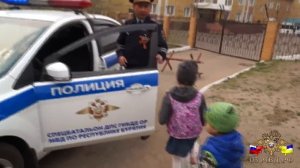 Сотрудники ГИБДД помогли спасти маленького мальчика