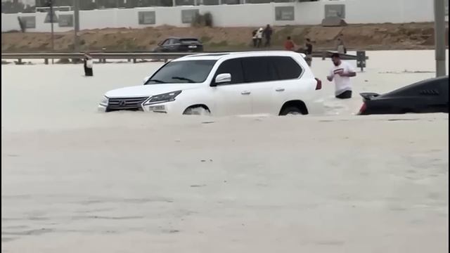 Floods in Dubai | Raw video смотреть онлайн