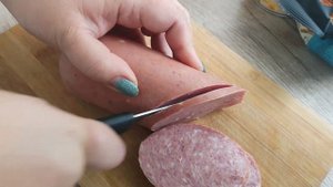 Салат на скорую руку с копченой колбасой