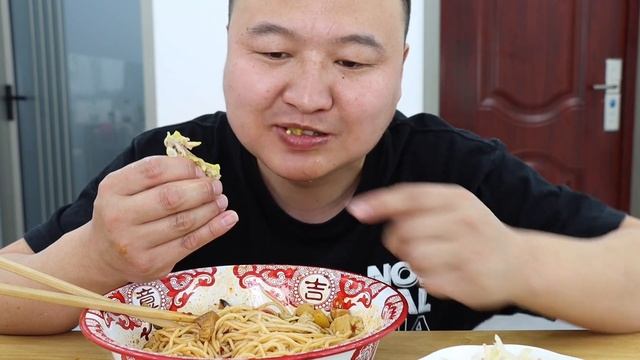 岳父大人送只鸡，阿强做“清炖小鸡”，配香辣哨子面，大口吃肉吸面真过瘾｜Mukbang【cram阿强】