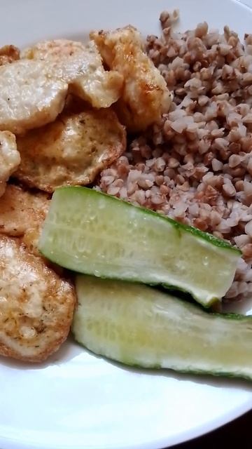 Гречневая каша с куриным филе в кляре и огурцом #гречкасмясом #гречка #куриноефиле #кляр #огурец смотреть онлайн