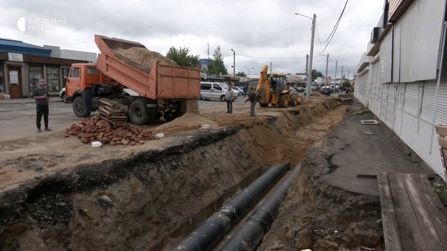 Після ремонту теплотраси на Кравчука у Луцьку почали засипати траншею