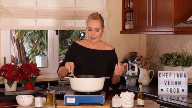 CHEESE, LEEKS AND MUSHROOM SOUP⎜FAST & EASY⎜VEGAN⎜KÄSE-LAUCH SUPPE смотреть онлайн