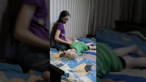 Играю со СТАРШЕЙ сестрой!?