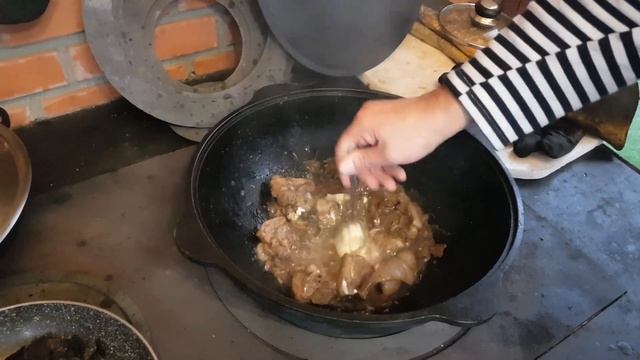 Kiauliena su miško grybais vyno padaže смотреть онлайн