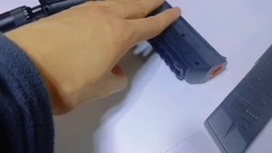 Пистолет Desert Eagle,стреляющий орбизами с подвижным затвором.