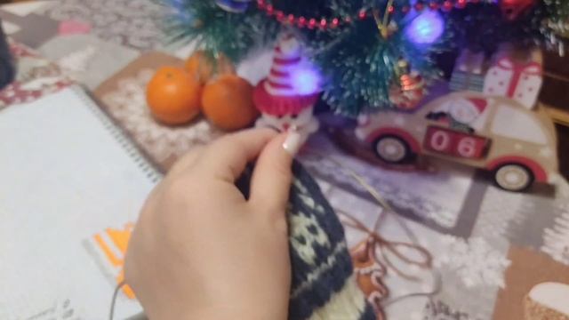 Фэмили лук готов! Вяжем последний жаккард с кошками и пакуем подарки. А для желающих - лыжи)))