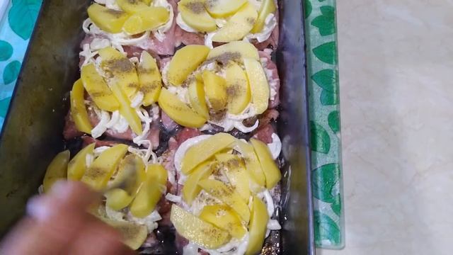 Meat with potatoes and mushrooms. Мясные розетки с грибами. смотреть онлайн