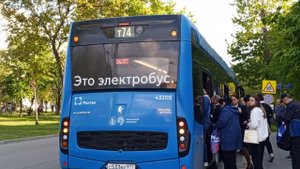 Электробус Kamaz 6282 прибыл и отправился от остановки м.Кузьминки по маршруту т74