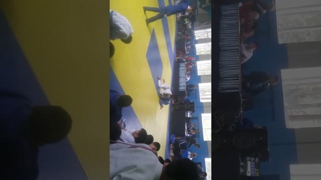 Вот как обманывают на соревнаваниях.Видно что в белой кимано одетего малыша вес и лет меньше смотреть онлайн