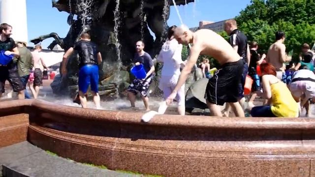 2012-05-20 - Wasserschlacht im Neptunbrunnen am Alex.avi смотреть онлайн