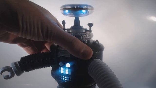 Diamond Select Toys Update: Lost in Space Anti-Matter B9 Electronic Robot смотреть онлайн