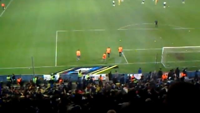 Украина - Англия. Файера на поле. Ukraine - England. Beginning смотреть онлайн