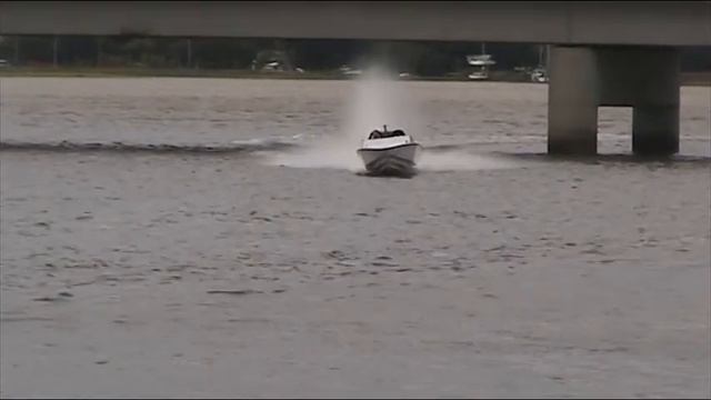 Ring 18 speed boat touching 65-70mph 2.5 EFI Mercury engine fast scary boat almost lost control! смотреть онлайн