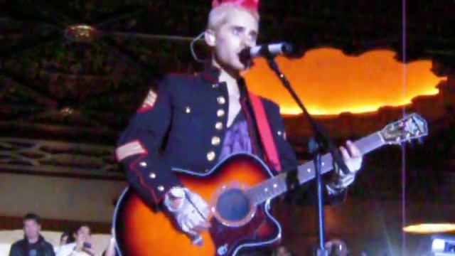 Jared Leto singing Bad Romance - 30 Seconds To Mars @ The Fox Theatre in Oakland 051310.AVI смотреть онлайн